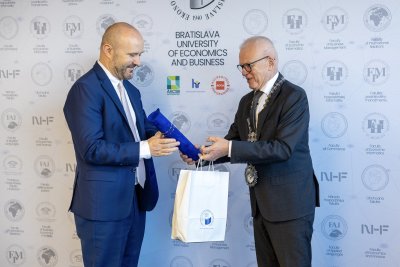 Udelenie Ceny Imricha Karvaša za najlepšiu dizertačnú prácu a najlepšiu diplomovú prácu - dominancia FHI